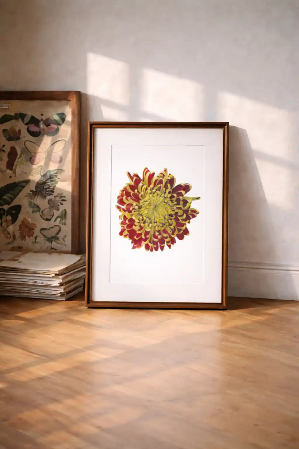 Crysantheme Kunstdruck braun gerahmt in einem Wonhnzimmer